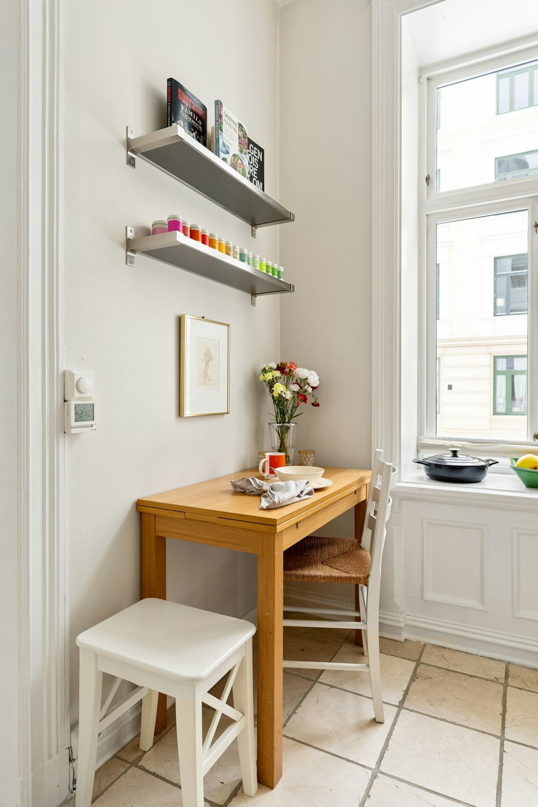 Small desk nook zone in an apartment corner