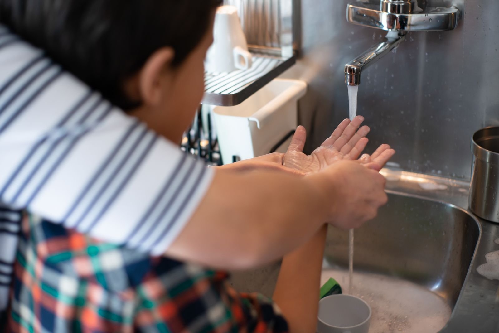 Small hands tearing lettuce for a salad — kid-safe cooking jobs in a small kitchen